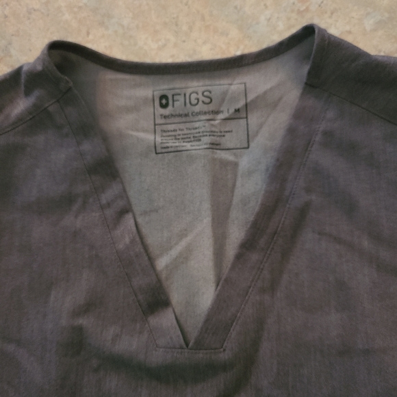 Figs Technical Collection Gray Scrub Top in Size Medium - Picture 3 of 5